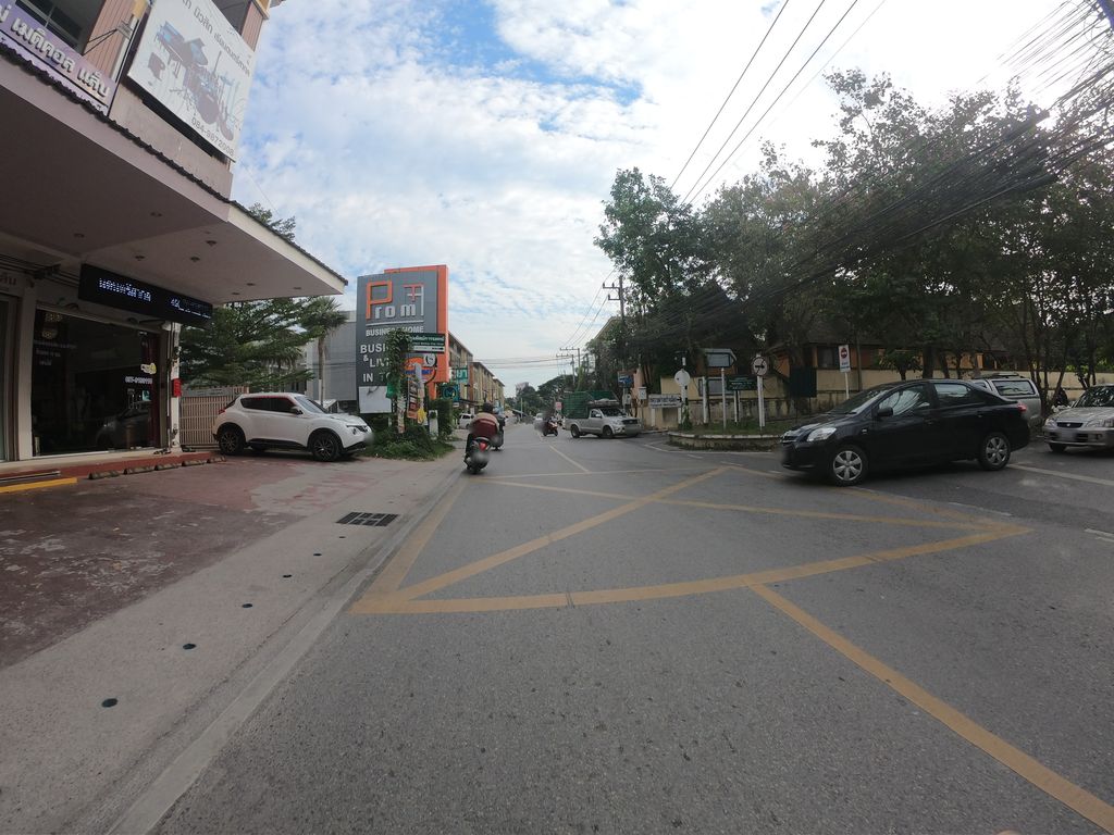 ภาพถนนตรงที่ วอสอัพ ลอนดรี้ ตั้งอยู่ ถ่ายโดย chanuwath_grab พ.ศ. 2562 (2019) · A street-level view of where วอสอัพ ลอนดรี้ · Wotap Laundry stands, by chanuwath_grab in 2562 (2019)