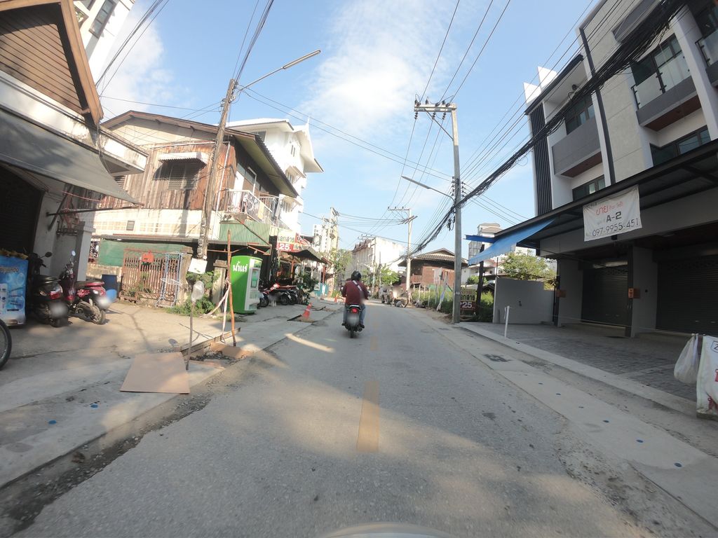 ภาพถนนตรงที่ ซักผ้าหยอดเหรียญ [กู่เต้า] ตั้งอยู่ ถ่ายโดย chanuwath_grab พ.ศ. 2562 (2019) · A street-level view of where ซักผ้าหยอดเหรียญ [กู่เต้า] · Sakpha Yotrian [kutao] stands, by chanuwath_grab in 2562 (2019)