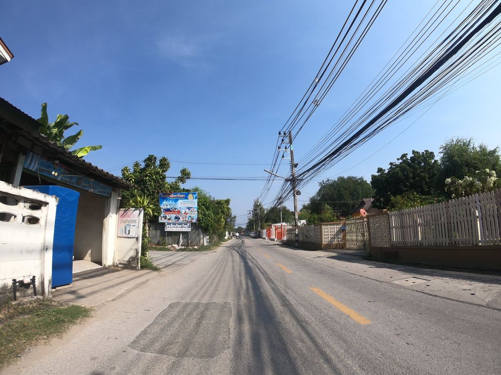 ภาพถนนตรงที่ ซักผ้าหยอดเหรียญ ตั้งอยู่ ถ่ายโดย chanuwath_grab พ.ศ. 2562 (2019) · A street-level view of where ซักผ้าหยอดเหรียญ · Sakpha Yotrian stands, by chanuwath_grab in 2562 (2019)