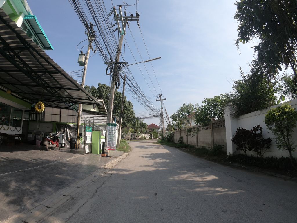 ภาพถนนตรงที่ ซักผ้าหยอดเหรียญ(อยู่เย็น) ตั้งอยู่ ถ่ายโดย chanuwath_grab พ.ศ. 2562 (2019) · A street-level view of where ซักผ้าหยอดเหรียญ(อยู่เย็น) · Sakpha Yotrian(yuyen) stands, by chanuwath_grab in 2562 (2019)
