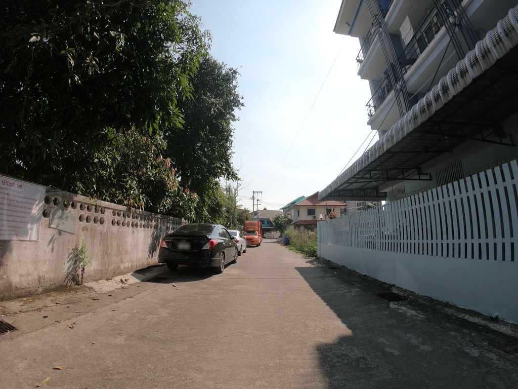 ภาพถนนตรงที่ ซักผ้าหยอดเหรียญ ตั้งอยู่ ถ่ายโดย chanuwath_grab พ.ศ. 2562 (2019) · A street-level view of where ซักผ้าหยอดเหรียญ · Sakpha Yotrian stands, by chanuwath_grab in 2562 (2019)
