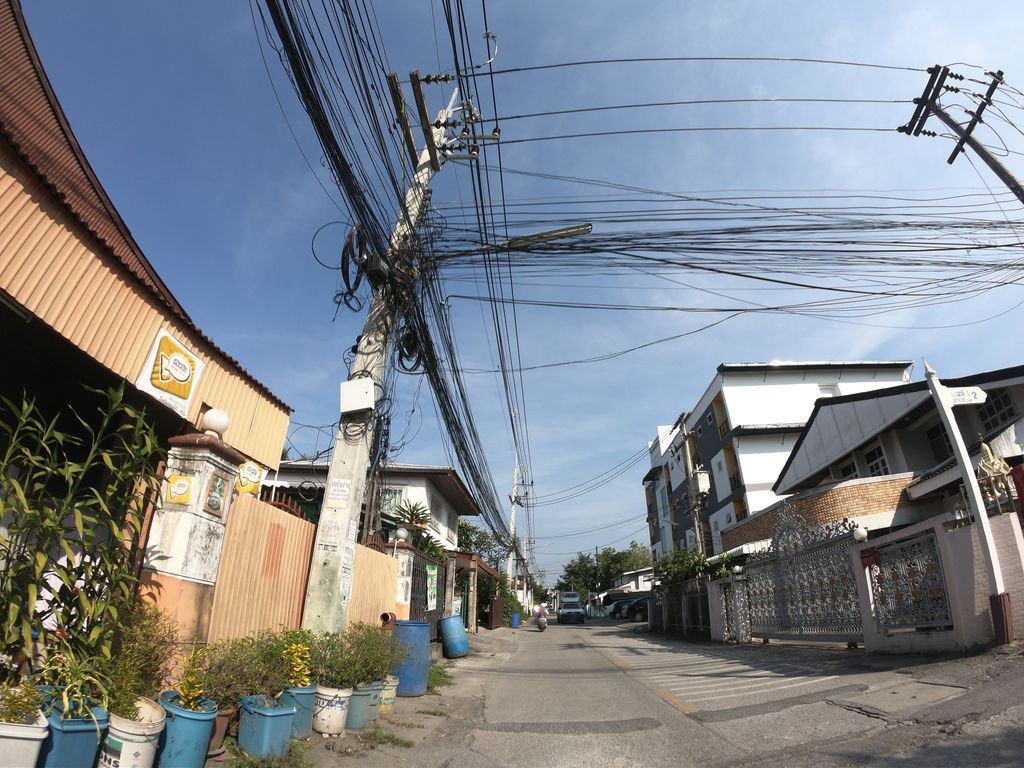 ภาพถนนตรงที่ ซักผ้าหยอดเหรียญ [เวสาลี] ตั้งอยู่ ถ่ายโดย chanuwath_grab พ.ศ. 2562 (2019) · A street-level view of where ซักผ้าหยอดเหรียญ [เวสาลี] · Sakpha Yotrian [wesali] stands, by chanuwath_grab in 2562 (2019)