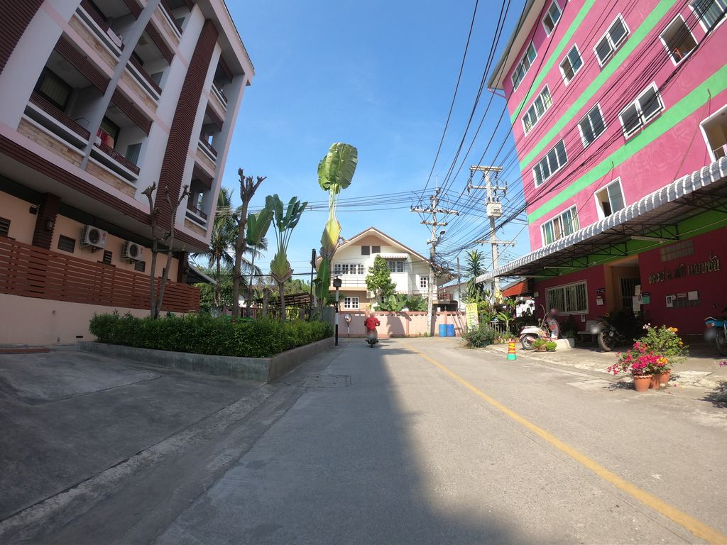 ภาพถนนตรงที่ ฟ้าใส ซักอบรีด ตั้งอยู่ ถ่ายโดย chanuwath_grab พ.ศ. 2562 (2019) · A street-level view of where ฟ้าใส ซักอบรีด · Fasai Sakabrit stands, by chanuwath_grab in 2562 (2019)