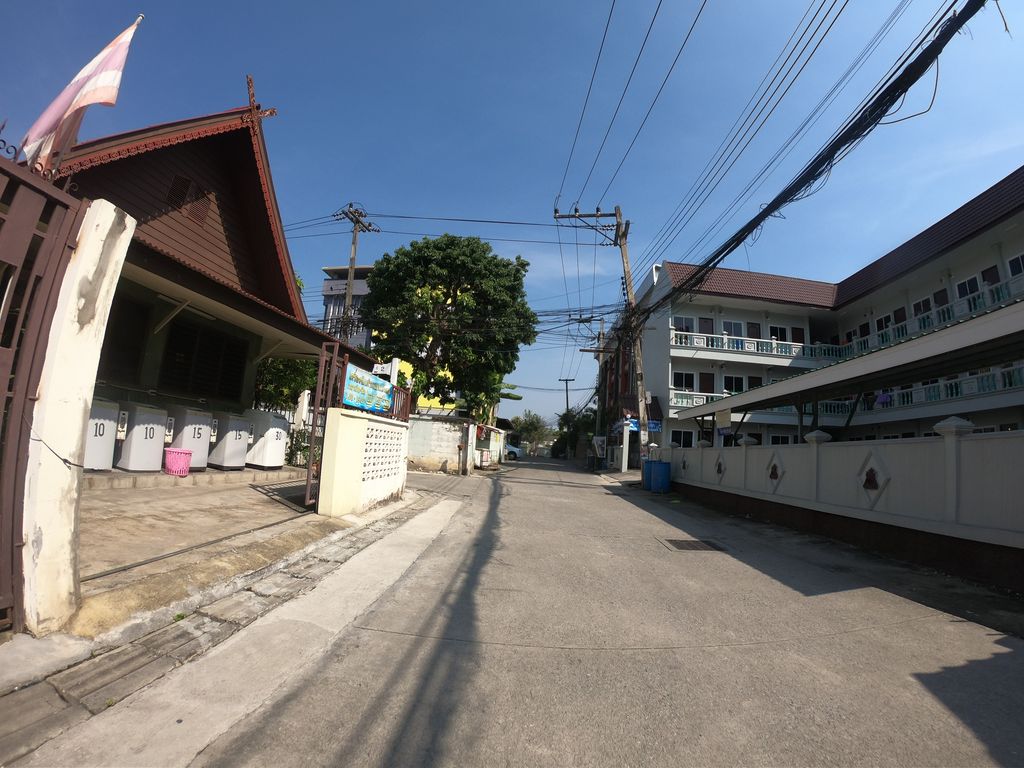 ภาพถนนตรงที่ ซักผ้าหยอดเหรียญ ตั้งอยู่ ถ่ายโดย chanuwath_grab พ.ศ. 2562 (2019) · A street-level view of where ซักผ้าหยอดเหรียญ · Sakpha Yotrian stands, by chanuwath_grab in 2562 (2019)