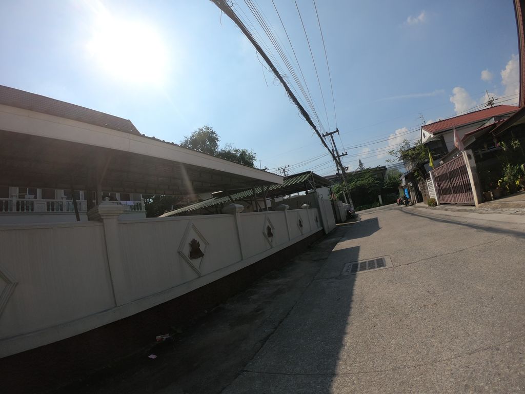 ภาพถนนตรงที่ ซักผ้าหยอดเหรียญ ตั้งอยู่ ถ่ายโดย chanuwath_grab พ.ศ. 2562 (2019) · A street-level view of where ซักผ้าหยอดเหรียญ · Sakpha Yotrian stands, by chanuwath_grab in 2562 (2019)