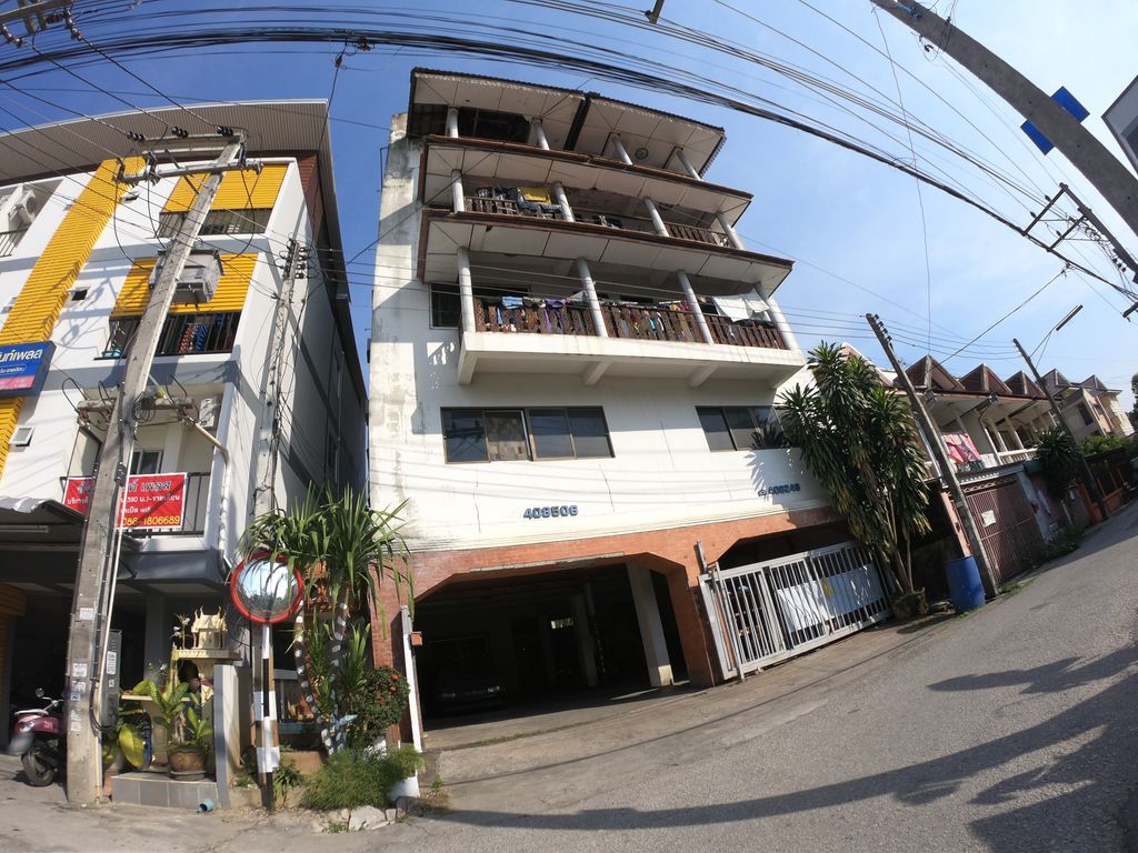 ภาพถนนตรงที่ ซักผ้าหยอดเหรียญ (อัจฉรา เพลส) ตั้งอยู่ ถ่ายโดย chanuwath_grab พ.ศ. 2562 (2019) · A street-level view of where ซักผ้าหยอดเหรียญ (อัจฉรา เพลส) · Sakpha Yotrian (atchara Place) stands, by chanuwath_grab in 2562 (2019)