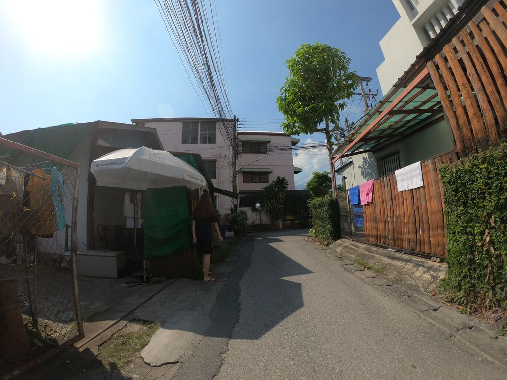 ภาพถนนตรงที่ ป้าฟอง ซักรีด ตั้งอยู่ ถ่ายโดย chanuwath_grab พ.ศ. 2562 (2019) · A street-level view of where ป้าฟอง ซักรีด · Papong Sakrit stands, by chanuwath_grab in 2562 (2019)
