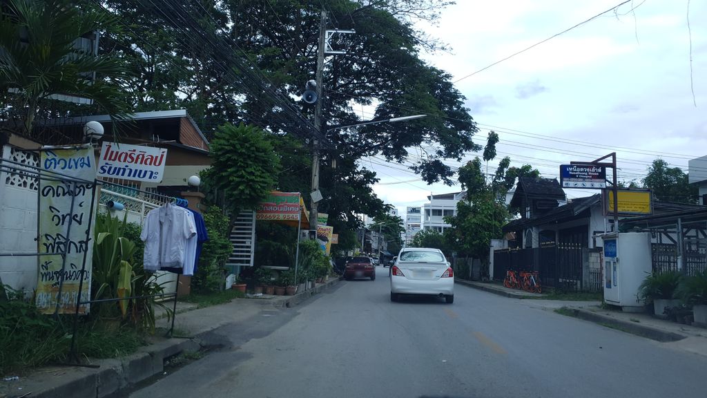 ภาพถนนตรงที่ น้องเนย ซักอบรีด ตั้งอยู่ ถ่ายโดย silamanee พ.ศ. 2561 (2018) · A street-level view of where น้องเนย ซักอบรีด · Nongnoei Sakabrit stands, by silamanee in 2561 (2018)