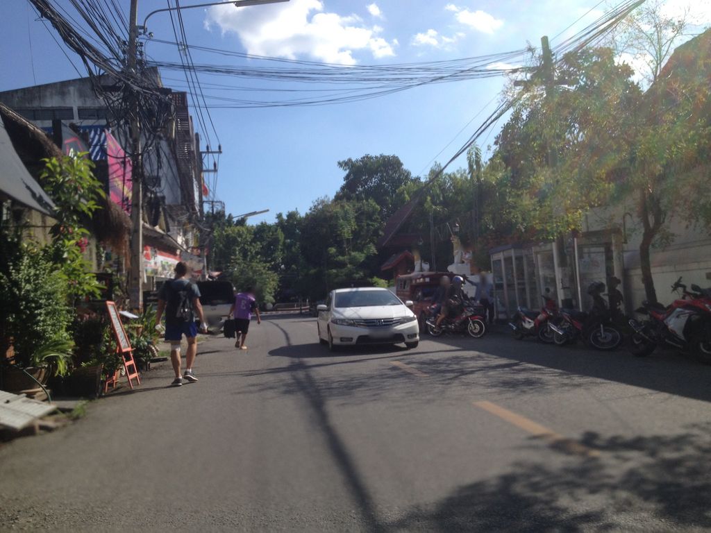 ภาพถนนตรงที่ ซักผ้าหยอดเหรียญ [ถนนราชภาคินัย หน้าวัดเชียงมั่น] ตั้งอยู่ ถ่ายโดย jimwatana พ.ศ. 2558 (2015) · A street-level view of where ซักผ้าหยอดเหรียญ [ถนนราชภาคินัย หน้าวัดเชียงมั่น] · Sakpha Yotrian [thanon Ratphakhinai Na Wat Chiangman] stands, by jimwatana in 2558 (2015)