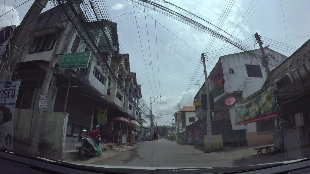 ภาพถนนตรงที่ ซักผ้าหยอดเหรียญ ตั้งอยู่ ถ่ายโดย kaart_3 พ.ศ. 2562 (2019) · A street-level view of where ซักผ้าหยอดเหรียญ · Sakpha Yotrian stands, by kaart_3 in 2562 (2019)