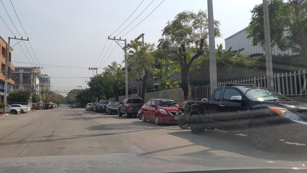 ภาพถนนตรงที่ วอชดรอป ซักรีดเสื้อผ้าบริการรับส่งถึงบ้าน (เชียงใหม่บิสสิเนสพาร์ค) ตั้งอยู่ ถ่ายโดย jrcarlsen พ.ศ. 2566 (2023) · A street-level view of where วอชดรอป ซักรีดเสื้อผ้าบริการรับส่งถึงบ้าน (เชียงใหม่บิสสิเนสพาร์ค) · Wotdarop Sakrit Sueapha Brikanrap Songthuengban (Chiang Mai Business Park) stands, by jrcarlsen in 2566 (2023)
