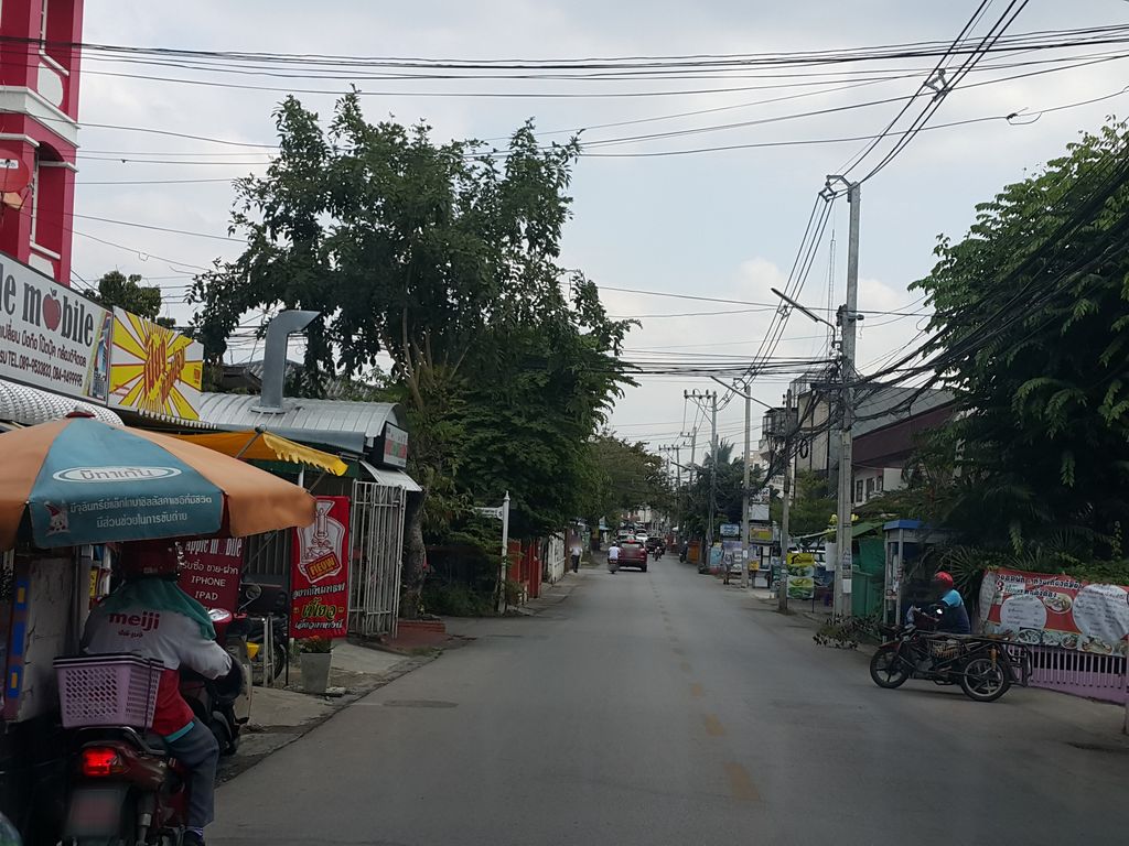 ภาพถนนตรงที่ เค-ริน วอสแอนด์ดราย ตั้งอยู่ ถ่ายโดย jrcarlsen พ.ศ. 2558 (2015) · A street-level view of where เค-ริน วอสแอนด์ดราย · Khe-rin Wotaendrai stands, by jrcarlsen in 2558 (2015)