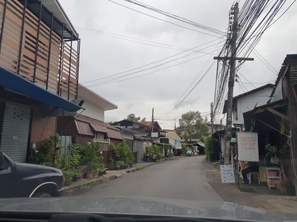 ภาพถนนตรงที่ ซักผ้าหยอดเหรียญ ตั้งอยู่ ถ่ายโดย jrcarlsen พ.ศ. 2566 (2023) · A street-level view of where ซักผ้าหยอดเหรียญ · Sakpha Yotrian stands, by jrcarlsen in 2566 (2023)