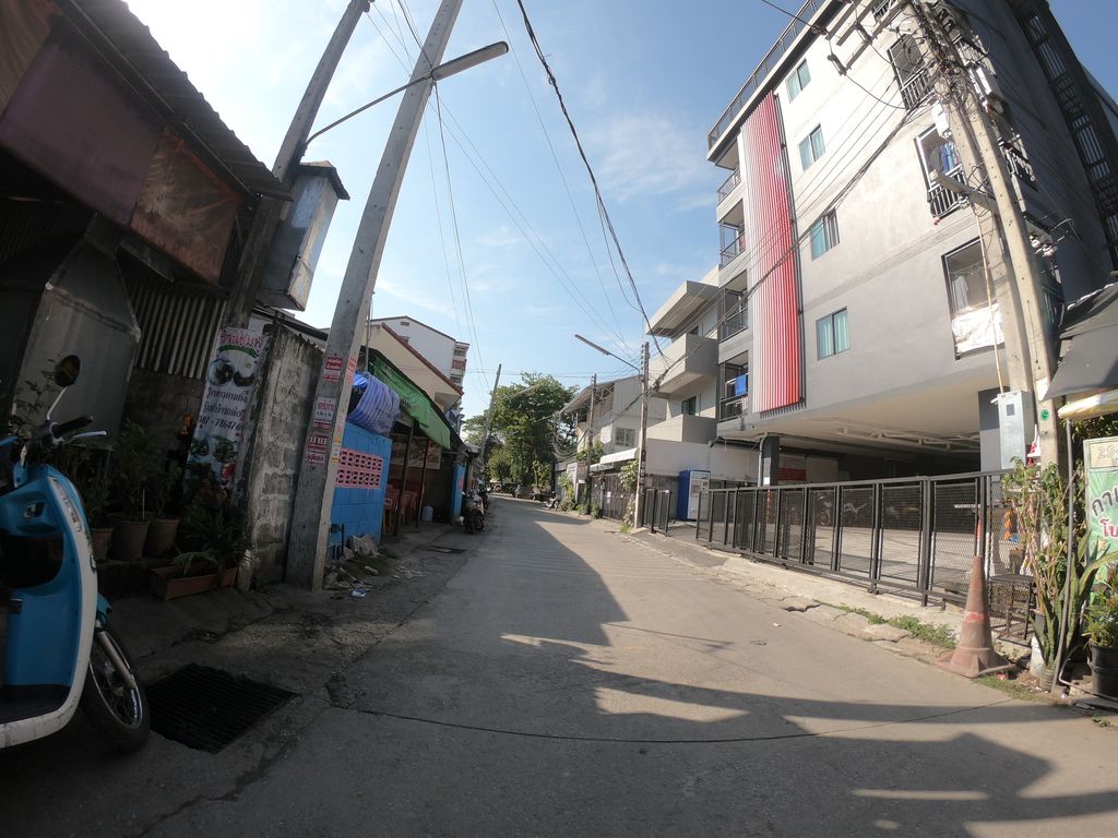 ภาพถนนตรงที่ ซักผ้าหยอดเหรียญ (tthouse) ตั้งอยู่ ถ่ายโดย chanuwath_grab พ.ศ. 2562 (2019) · A street-level view of where ซักผ้าหยอดเหรียญ (tthouse) stands, by chanuwath_grab in 2562 (2019)