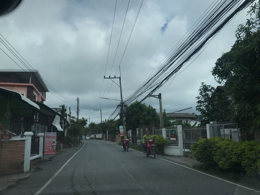 ภาพถนนตรงที่ ซักผ้าหยอดเหรียญ (ร้านของชำ) ตั้งอยู่ ถ่ายโดย prasert พ.ศ. 2561 (2018) · A street-level view of where ซักผ้าหยอดเหรียญ (ร้านของชำ) · Sakpha Yotrian (ran Khongcham) stands, by prasert in 2561 (2018)