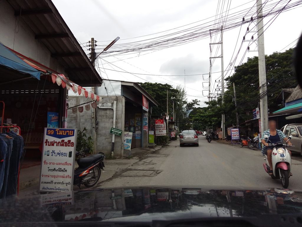 ภาพถนนตรงที่ ภูมิใจบริการ ตั้งอยู่ ถ่ายโดย hantms พ.ศ. 2558 (2015) · A street-level view of where ภูมิใจบริการ · Phum Chai Brikan stands, by hantms in 2558 (2015)