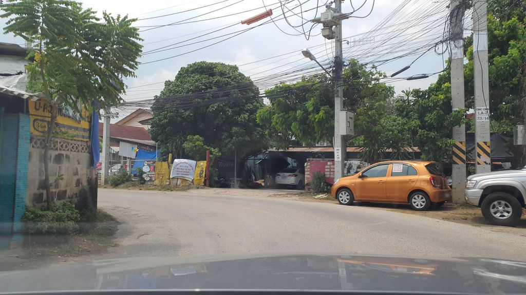 ภาพถนนตรงที่ ซักผ้าหยอดเหรียญ ตั้งอยู่ ถ่ายโดย jrcarlsen พ.ศ. 2565 (2022) · A street-level view of where ซักผ้าหยอดเหรียญ · Sakpha Yotrian stands, by jrcarlsen in 2565 (2022)