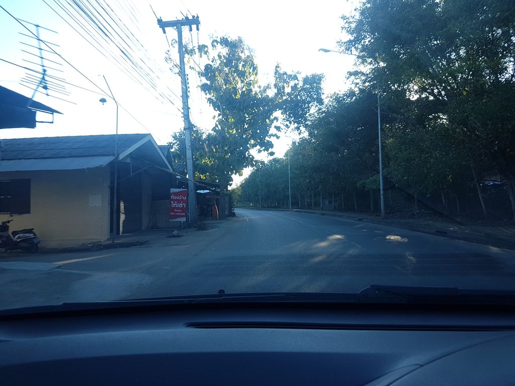 ภาพถนนตรงที่ ซักผ้าหยอดเหรียญ ตั้งอยู่ ถ่ายโดย ekkarin พ.ศ. 2561 (2018) · A street-level view of where ซักผ้าหยอดเหรียญ · Sakpha Yotrian stands, by ekkarin in 2561 (2018)