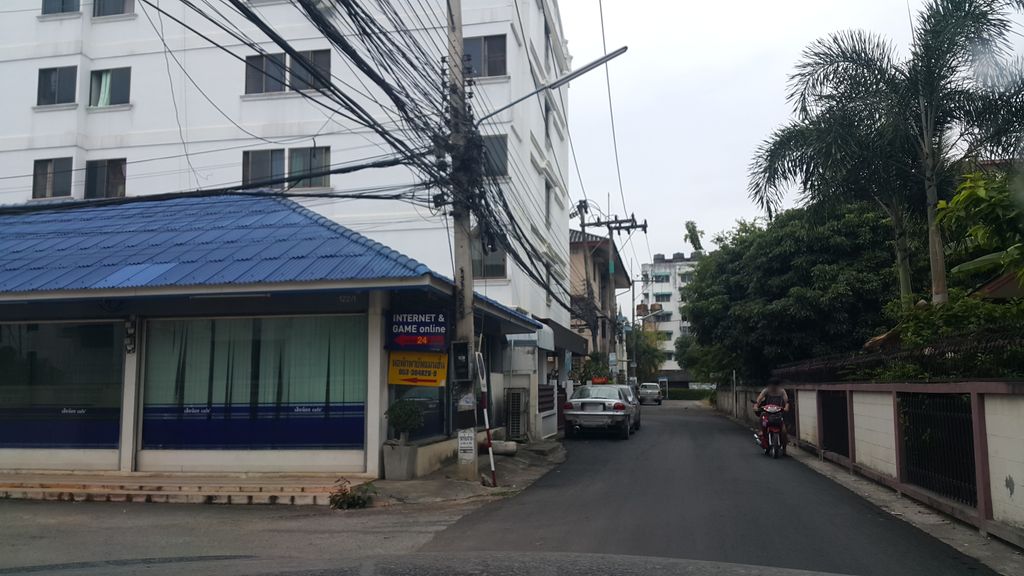 ภาพถนนตรงที่ โถดี ลอนดรี้ (ม.พายัพ) ตั้งอยู่ ถ่ายโดย jrcarlsen พ.ศ. 2559 (2016) · A street-level view of where โถดี ลอนดรี้ (ม.พายัพ) · Thodi Laundry (m.Payap) stands, by jrcarlsen in 2559 (2016)