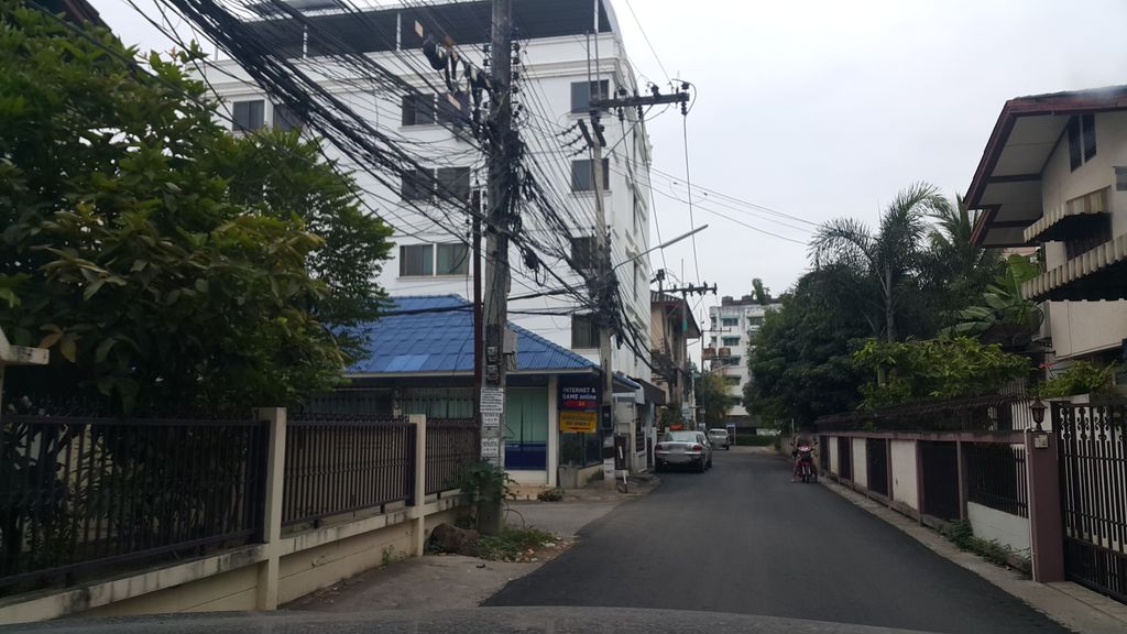 ภาพถนนตรงที่ รับซักอบรีด ม.พายัพ ตั้งอยู่ ถ่ายโดย jrcarlsen พ.ศ. 2559 (2016) · A street-level view of where รับซักอบรีด ม.พายัพ · Rapsakabrit M.Payap stands, by jrcarlsen in 2559 (2016)