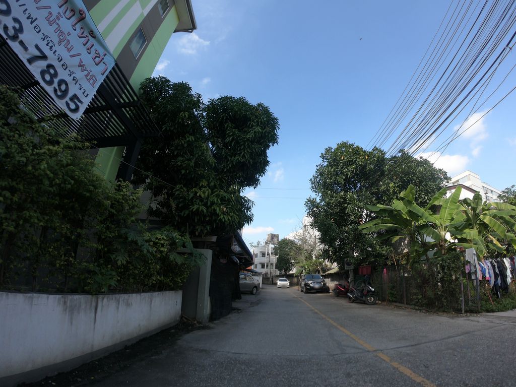 ภาพถนนตรงที่ สมายด์ ซักผ้าหยอดเหรียญ ตั้งอยู่ ถ่ายโดย chanuwath_grab พ.ศ. 2562 (2019) · A street-level view of where สมายด์ ซักผ้าหยอดเหรียญ · Samai Sakpha Yotrian stands, by chanuwath_grab in 2562 (2019)
