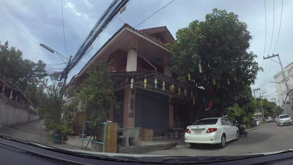 ภาพถนนตรงที่ ศรีธน ซักอบรีด ตั้งอยู่ ถ่ายโดย kaart_3 พ.ศ. 2562 (2019) · A street-level view of where ศรีธน ซักอบรีด · Sitna Sakabrit stands, by kaart_3 in 2562 (2019)
