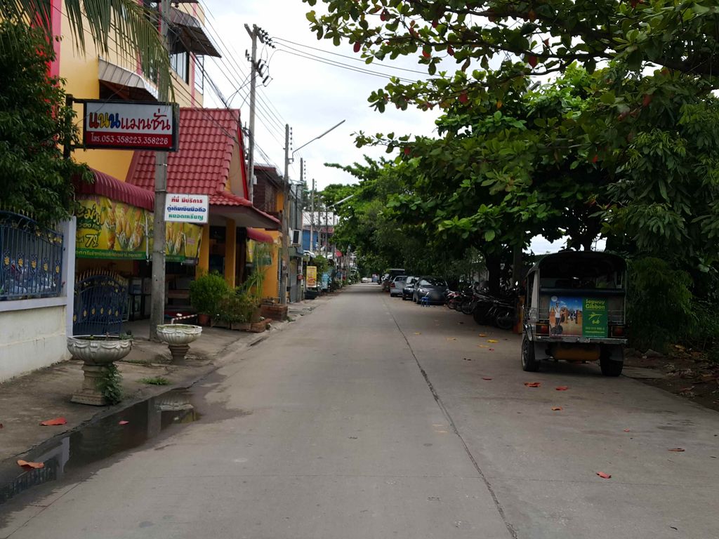 ภาพถนนตรงที่ สนุกซัก ซักอบผ้า (รพ.ล้านนา) ตั้งอยู่ ถ่ายโดย jrcarlsen พ.ศ. 2558 (2015) · A street-level view of where สนุกซัก ซักอบผ้า (รพ.ล้านนา) · Sanuksak Sakoppha (rop.lanna) stands, by jrcarlsen in 2558 (2015)