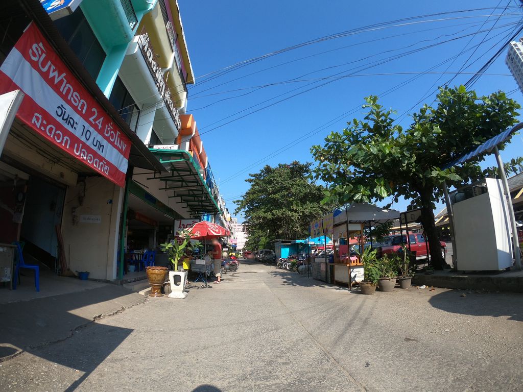 ภาพถนนตรงที่ ซักสะอาด 24 ชั่วโมง ตั้งอยู่ ถ่ายโดย chanuwath_grab พ.ศ. 2562 (2019) · A street-level view of where ซักสะอาด 24 ชั่วโมง · Saksaat 24 Chuamong stands, by chanuwath_grab in 2562 (2019)
