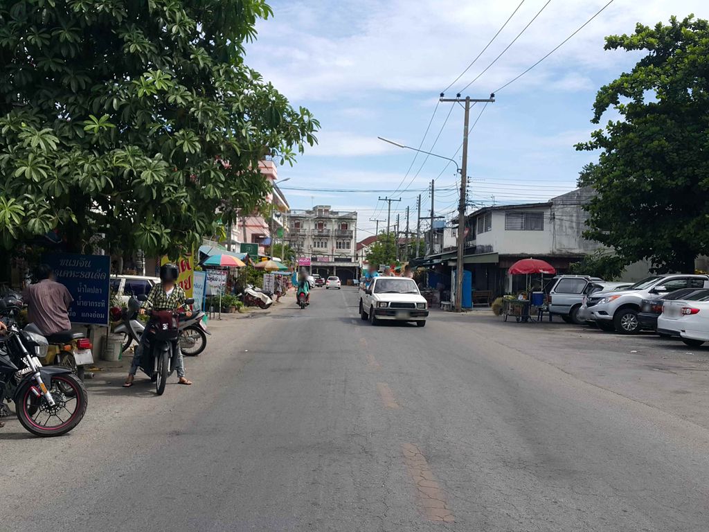 ภาพถนนตรงที่ ซักผ้าหยอดเหรียญ ตั้งอยู่ ถ่ายโดย jrcarlsen พ.ศ. 2558 (2015) · A street-level view of where ซักผ้าหยอดเหรียญ · Sakpha Yotrian stands, by jrcarlsen in 2558 (2015)