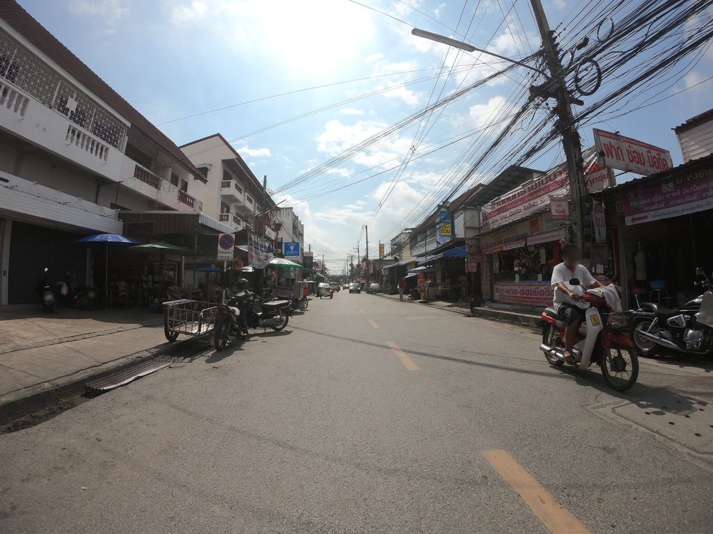 ภาพถนนตรงที่ รันรัน 24 ซักผ้าหยอดเหรียญ ตั้งอยู่ ถ่ายโดย chanuwath_grab พ.ศ. 2562 (2019) · A street-level view of where รันรัน 24 ซักผ้าหยอดเหรียญ · Ranran 24 Sakpha Yotrian stands, by chanuwath_grab in 2562 (2019)