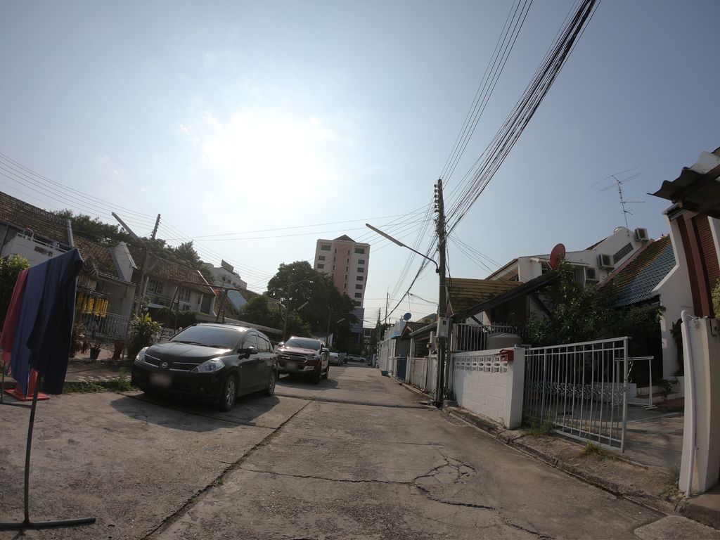 ภาพถนนตรงที่ ซักอบรีด ตั้งอยู่ ถ่ายโดย chanuwath_grab พ.ศ. 2562 (2019) · A street-level view of where ซักอบรีด · Sakabrit stands, by chanuwath_grab in 2562 (2019)