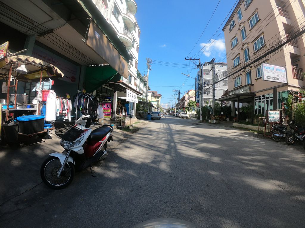 ภาพถนนตรงที่ ซักผ้าหยอดเหรียญ ตั้งอยู่ ถ่ายโดย chanuwath_grab พ.ศ. 2562 (2019) · A street-level view of where ซักผ้าหยอดเหรียญ · Sakpha Yotrian stands, by chanuwath_grab in 2562 (2019)