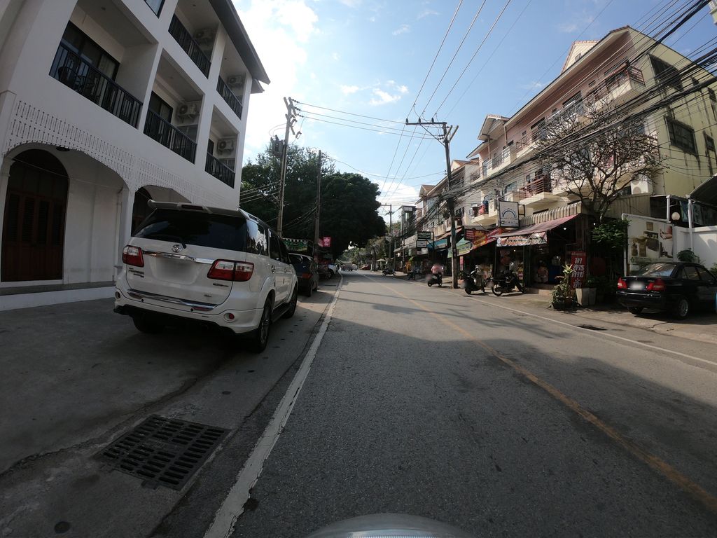 ภาพถนนตรงที่ ลอนดรี้บาร์ (โพธาราม) ตั้งอยู่ ถ่ายโดย chanuwath_grab พ.ศ. 2562 (2019) · A street-level view of where ลอนดรี้บาร์ (โพธาราม) · Laundry Bar (photharam) stands, by chanuwath_grab in 2562 (2019)