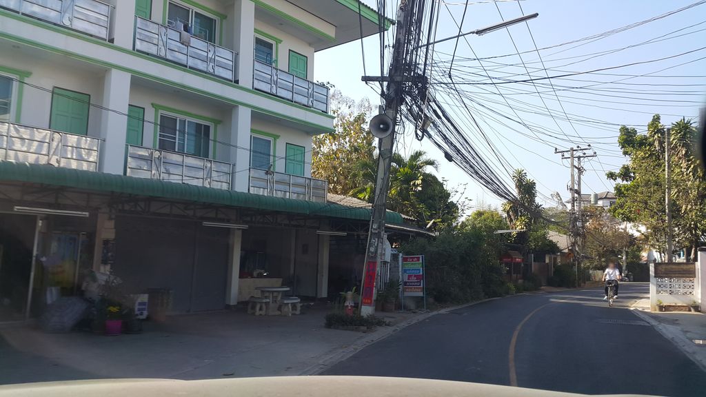 ภาพถนนตรงที่ ซักผ้าหยอดเหรียญ 06:30~5ทุ่ม ตั้งอยู่ ถ่ายโดย jrcarlsen พ.ศ. 2560 (2017) · A street-level view of where ซักผ้าหยอดเหรียญ 06:30~5ทุ่ม · Sakpha Yotrian 06:30~5thum stands, by jrcarlsen in 2560 (2017)