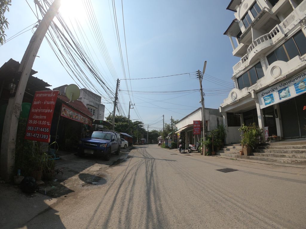 ภาพถนนตรงที่ ซักผ้าหยอดเหรียญ ตั้งอยู่ ถ่ายโดย chanuwath_grab พ.ศ. 2562 (2019) · A street-level view of where ซักผ้าหยอดเหรียญ · Sakpha Yotrian stands, by chanuwath_grab in 2562 (2019)