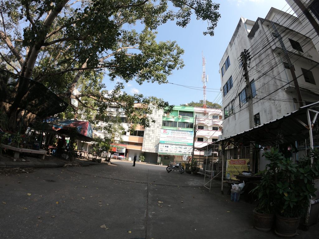 ภาพถนนตรงที่ ซักผ้าหยอดเหรียญ ตั้งอยู่ ถ่ายโดย chanuwath_grab พ.ศ. 2562 (2019) · A street-level view of where ซักผ้าหยอดเหรียญ · Sakpha Yotrian stands, by chanuwath_grab in 2562 (2019)