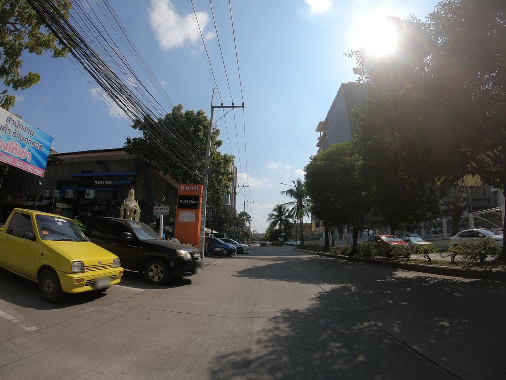 ภาพถนนตรงที่ ลอนดรี้บาร์ (เชียงใหม่บิสซิเนส) ตั้งอยู่ ถ่ายโดย chanuwath_grab พ.ศ. 2562 (2019) · A street-level view of where ลอนดรี้บาร์ (เชียงใหม่บิสซิเนส) · Laundry Bar (Chiang Mai Bitsinet) stands, by chanuwath_grab in 2562 (2019)