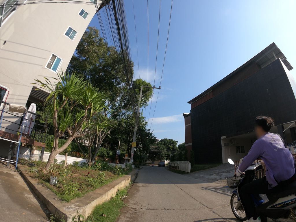 ภาพถนนตรงที่ คลีน มอ ตั้งอยู่ ถ่ายโดย chanuwath_grab พ.ศ. 2562 (2019) · A street-level view of where คลีน มอ · Khlin Mo stands, by chanuwath_grab in 2562 (2019)
