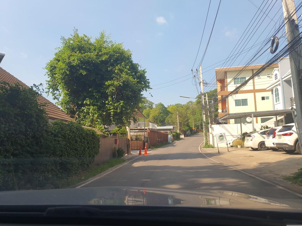 ภาพถนนตรงที่ คูมะ วอส แอนด์ ดราย ตั้งอยู่ ถ่ายโดย jrcarlsen พ.ศ. 2566 (2023) · A street-level view of where คูมะ วอส แอนด์ ดราย · Khuma Wot & Dry stands, by jrcarlsen in 2566 (2023)