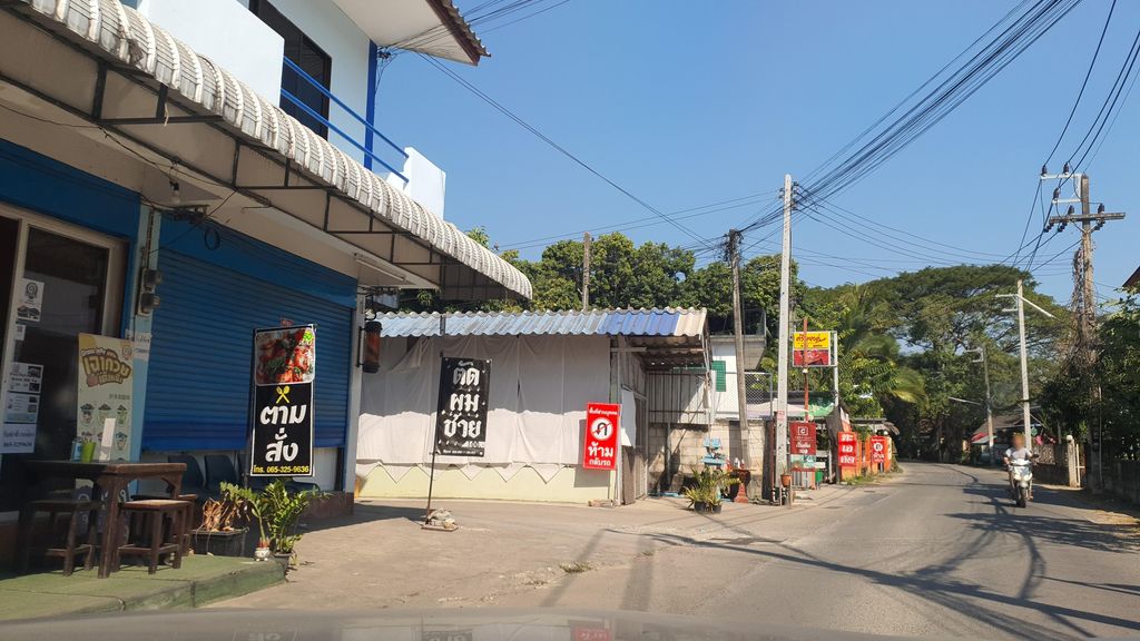 ภาพถนนตรงที่ พี่ลูกจันทร์ ตั้งอยู่ ถ่ายโดย jrcarlsen พ.ศ. 2566 (2023) · A street-level view of where พี่ลูกจันทร์ · Philukchan stands, by jrcarlsen in 2566 (2023)