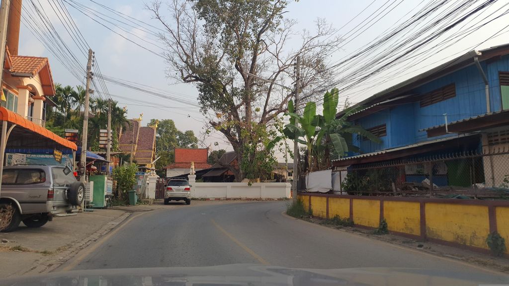 ภาพถนนตรงที่ ซักผ้าหยอดเหรียญ ตั้งอยู่ ถ่ายโดย jrcarlsen พ.ศ. 2566 (2023) · A street-level view of where ซักผ้าหยอดเหรียญ · Sakpha Yotrian stands, by jrcarlsen in 2566 (2023)