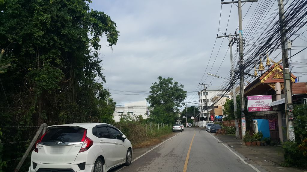 ภาพถนนตรงที่ ป้าดวลซักอบรีด ตั้งอยู่ ถ่ายโดย jrcarlsen พ.ศ. 2559 (2016) · A street-level view of where ป้าดวลซักอบรีด · Pa Duan Sakabrit stands, by jrcarlsen in 2559 (2016)