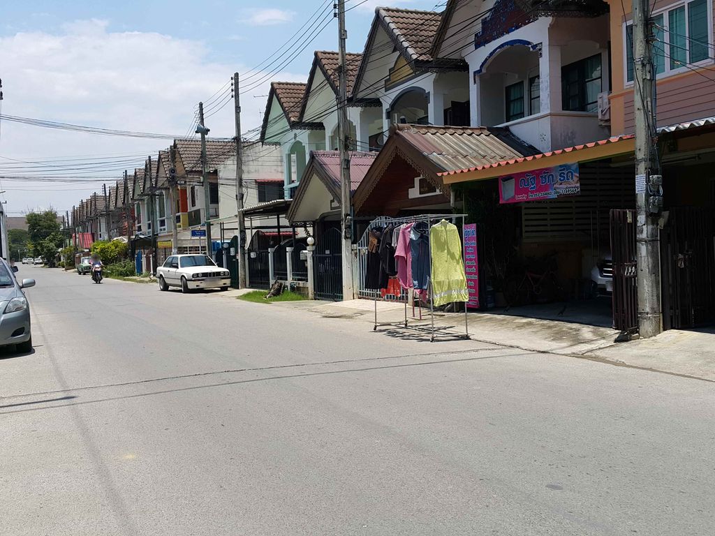 ภาพถนนตรงที่ ณัฐ ซักรีด ตั้งอยู่ ถ่ายโดย jrcarlsen พ.ศ. 2558 (2015) · A street-level view of where ณัฐ ซักรีด · Nat Sakrit stands, by jrcarlsen in 2558 (2015)