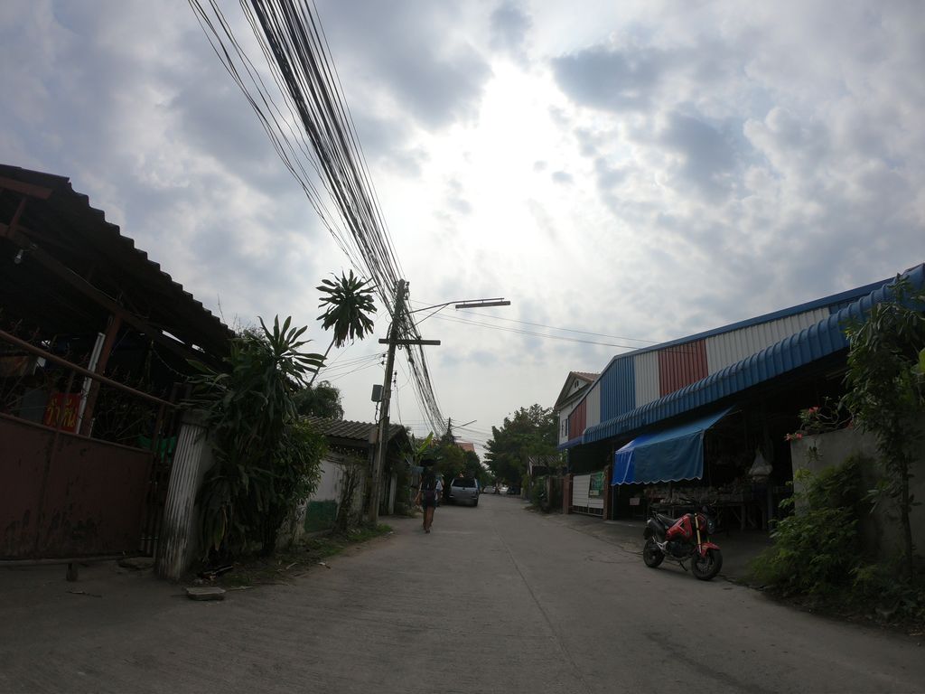 ภาพถนนตรงที่ ซักผ้าหยอดเหรียญ ตั้งอยู่ ถ่ายโดย chanuwath_grab พ.ศ. 2562 (2019) · A street-level view of where ซักผ้าหยอดเหรียญ · Sakpha Yotrian stands, by chanuwath_grab in 2562 (2019)