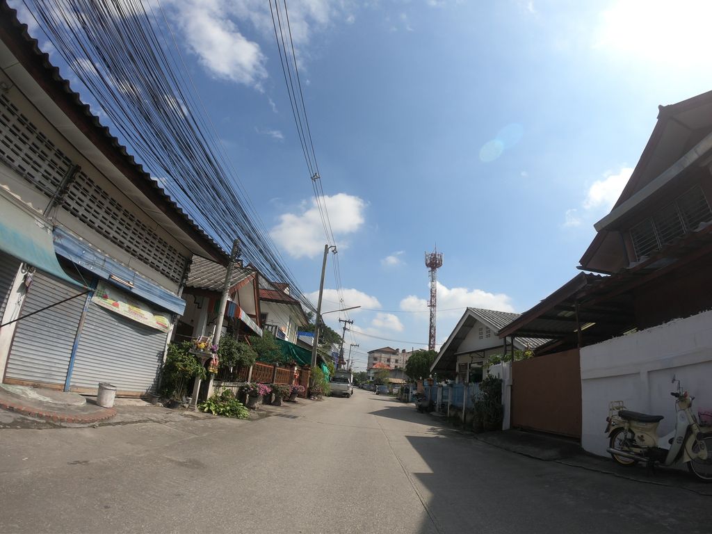 ภาพถนนตรงที่ ร้านซักอบรีด [ศรีปิงเมือง 3] ตั้งอยู่ ถ่ายโดย chanuwath_grab พ.ศ. 2562 (2019) · A street-level view of where ร้านซักอบรีด [ศรีปิงเมือง 3] · Ran Sakabrit [sipingmueang 3] stands, by chanuwath_grab in 2562 (2019)
