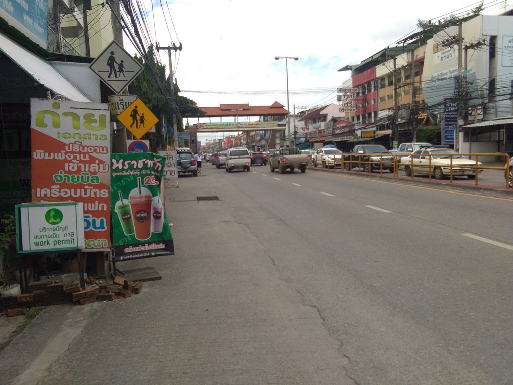 ภาพถนนตรงที่ ช่างไทย ซักแห้ง  (แยกราชภัฎเชียงใหม่) ตั้งอยู่ ถ่ายโดย thirawat พ.ศ. 2561 (2018) · A street-level view of where ช่างไทย ซักแห้ง  (แยกราชภัฎเชียงใหม่) · Changthai Sakhaeng (yaek Ratphat Chiang Mai) stands, by thirawat in 2561 (2018)