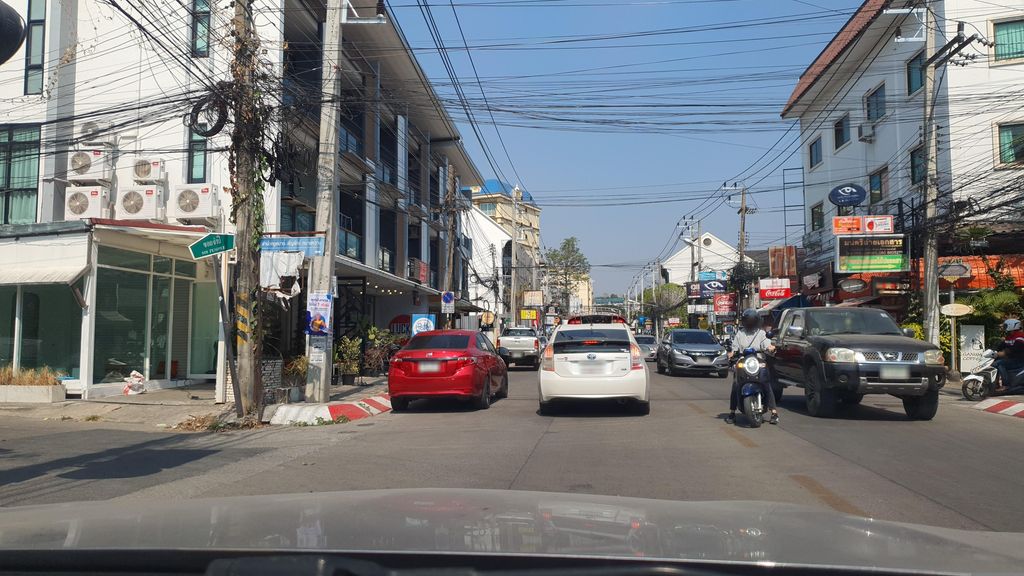 ภาพถนนตรงที่ กอและ ซักผ้าหยอดเหรียญ (ศิริมังคลาจารย์) ตั้งอยู่ ถ่ายโดย jrcarlsen พ.ศ. 2566 (2023) · A street-level view of where กอและ ซักผ้าหยอดเหรียญ (ศิริมังคลาจารย์) · Kolae Sakpha Yotrian (siri Mang Khla Chan) stands, by jrcarlsen in 2566 (2023)