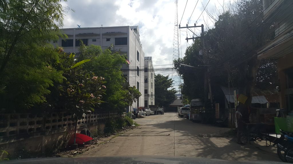 ภาพถนนตรงที่ ซักอบคุณหมอ ร้านสะดวกซัก ตั้งอยู่ ถ่ายโดย jrcarlsen พ.ศ. 2559 (2016) · A street-level view of where ซักอบคุณหมอ ร้านสะดวกซัก · Sakopkhunmo Ran Saduaksak stands, by jrcarlsen in 2559 (2016)