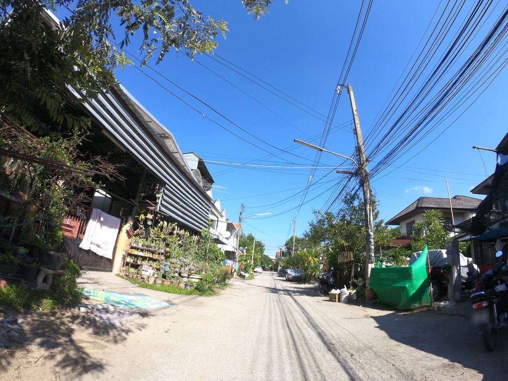 ภาพถนนตรงที่ ซักผ้าหยอดเหรียญ ตั้งอยู่ ถ่ายโดย chanuwath_grab พ.ศ. 2562 (2019) · A street-level view of where ซักผ้าหยอดเหรียญ · Sakpha Yotrian stands, by chanuwath_grab in 2562 (2019)