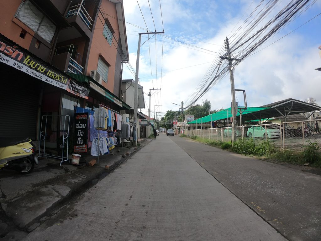 ภาพถนนตรงที่ โฟกัส ซักอบรีด ตั้งอยู่ ถ่ายโดย chanuwath_grab พ.ศ. 2562 (2019) · A street-level view of where โฟกัส ซักอบรีด · Fokat Sakabrit stands, by chanuwath_grab in 2562 (2019)